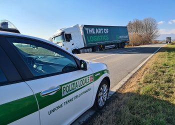 Tir parte dalla Lituania ed esce di strada alla Cavallotta