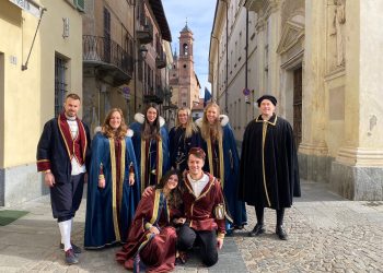 Elisa Sarasëtta e Giovanni Sarasèt (al centro) con il loro colorato seguito di paggi e damigelle