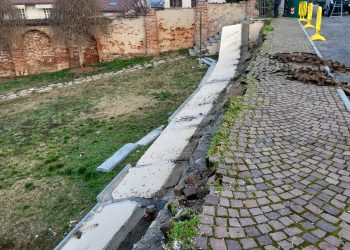Abbattutto un muretto in via Cravetta: si sta cercando il colpevole