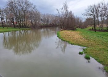 Le acque del torrente Maira viste dal ponte verso il cimitero
