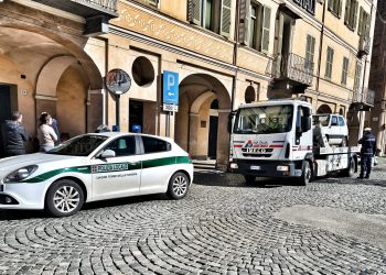 Un’auto irregolare portata via dal carro attrezzi