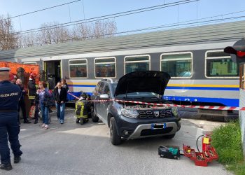 Terzo episodio di auto bloccata fra le sbarre, stavolta travolta dal treno