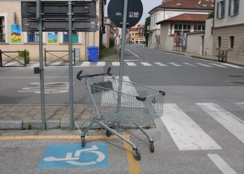 Carrello della spesa abbandonato da giorni: non è il primo episodio