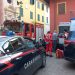 Minaccia di gettarsi giù dalla finestra: il fratello accorre e lo fa rinsavire