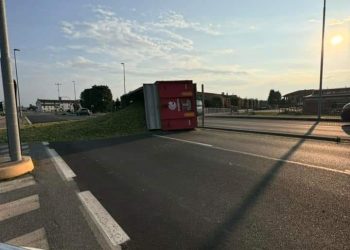 Trattore si rovescia sulla statale, addio al carico di mais