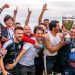 Matteo Bosio (con la maglia rossa) abbracciato a Francesco Pisano durante i festeggiamenti per la vittoria della Prima Categoria 2023/24