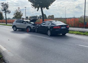 Scontro frontale sul viale, conducenti feriti