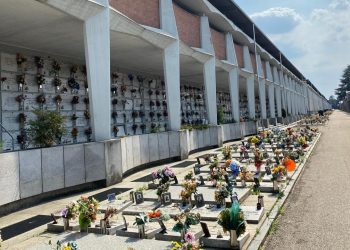 Rapinata l’auto di una donna mentre era a trovare i suoi cari al cimitero