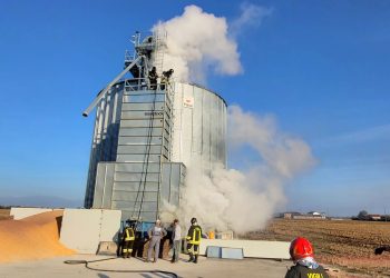 Incendio in un essiccatoio per il mais: intervento dei pompieri
