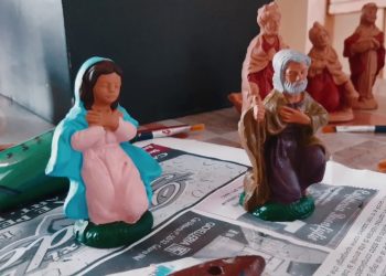 Tutti insieme a dipingere le statue del presepe