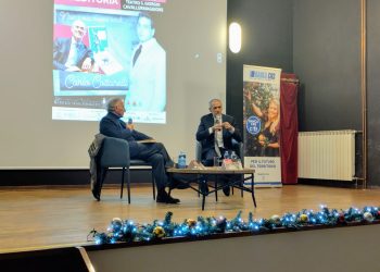 Il celebre economista ha riempito il teatro