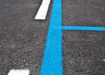 Mezzora gratis di parcheggi blu al giorno fino al 6 gennaio
