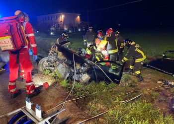 Grave incidente sulla provinciale: auto esce di strada e si schianta nel campo