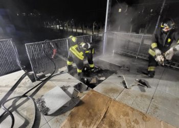 Principio di incendio in un palazzo: intervengono i pompieri