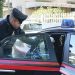 Minaccia brandendo un paio di forbici in pieno centro: arrestato per tentata rapina