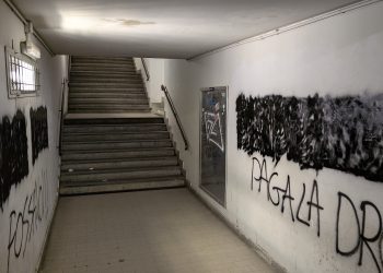 Dopo più di un mese, permane il degrado nei sottopassaggi