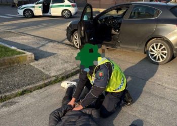 Non si ferma allo stop: ammanettato e denunciato