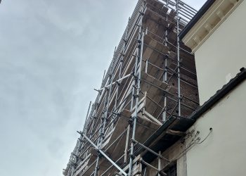 Un nido di cicogne ha sospeso i lavori intorno a Santa Teresa