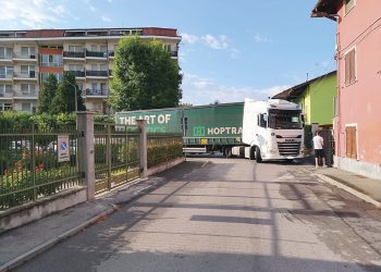 Il navigatore lo “tradisce”: tir rimane incastrato nella via