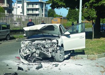 Incidente stradale in città: autovettura prende fuoco