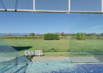 Vandali alla Sirenetta: distrutte le vetrate dei campi di padel