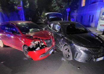 Scontro fra due auto all’incrocio di via Biga